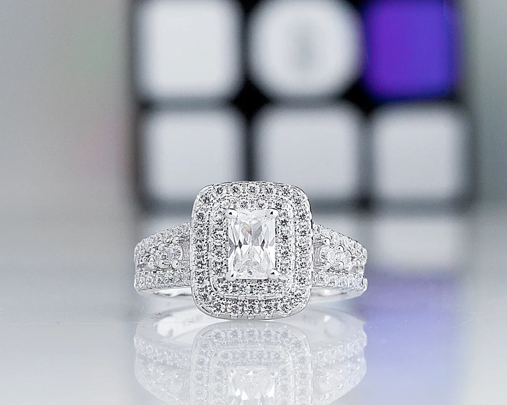 Etoro 18Karat White Gold Engagement Ring