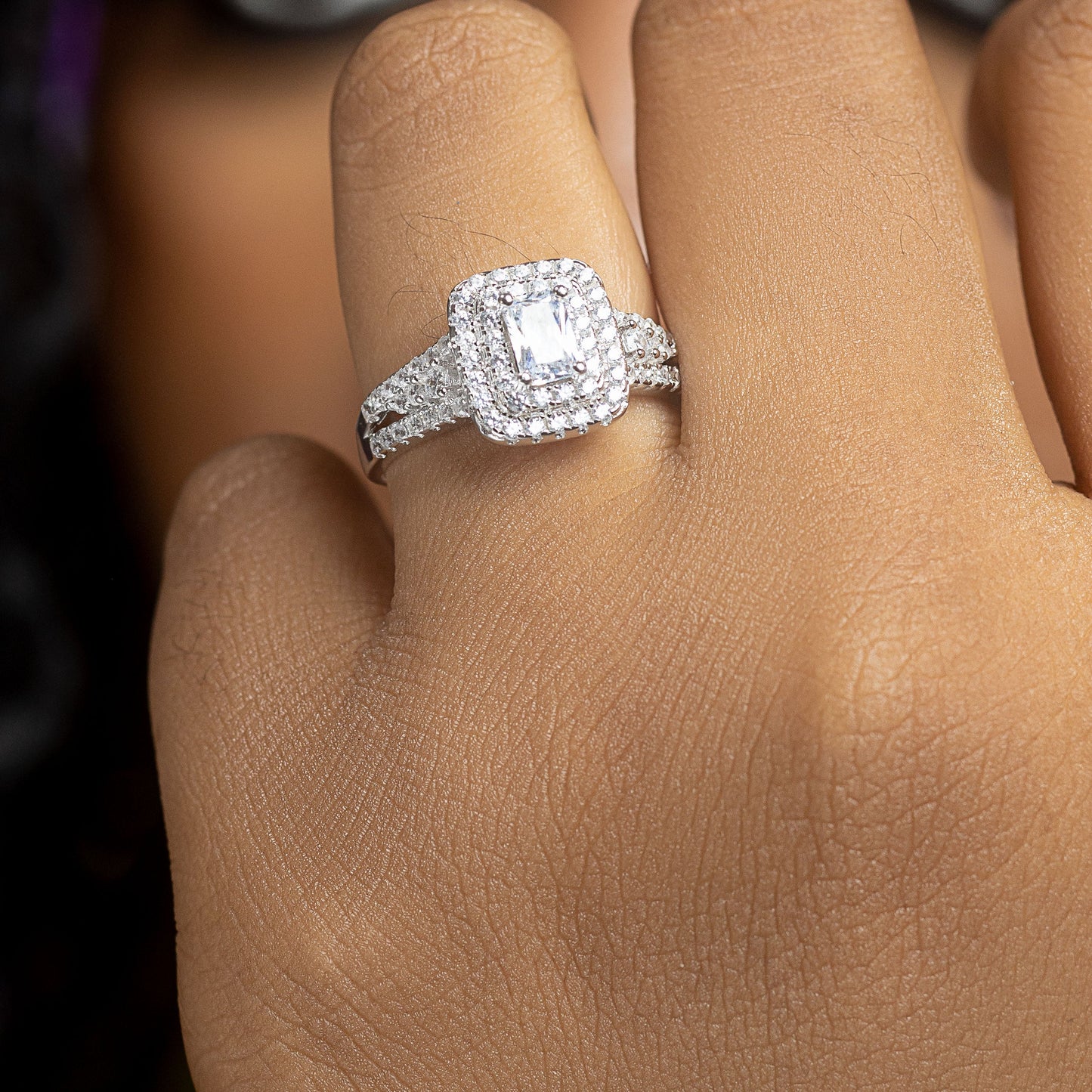 Etoro 18Karat White Gold Engagement Ring