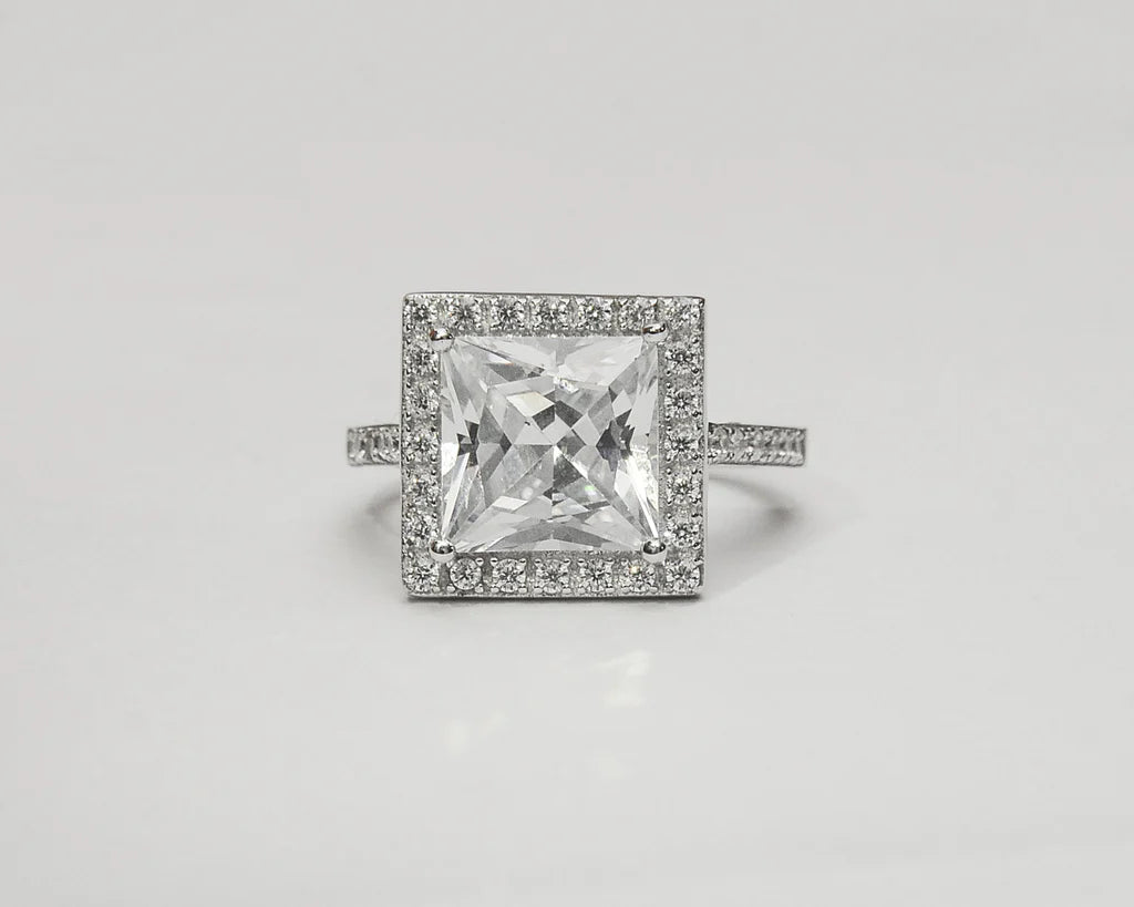 Queen 18Karat White Gold Engagement Ring