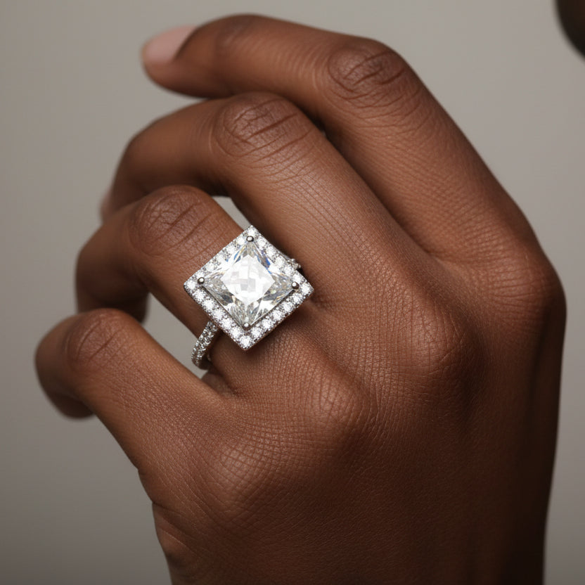 Queen 18Karat White Gold Engagement Ring